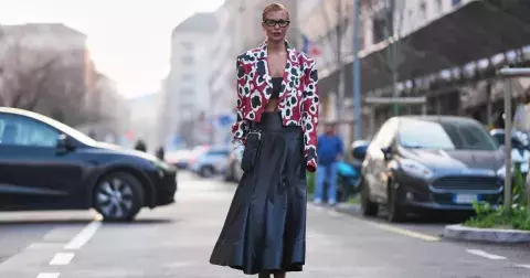 Tyto sukně budeme letos vídat všude: Maxi délky v těchto barvách lichotí zralým ženám