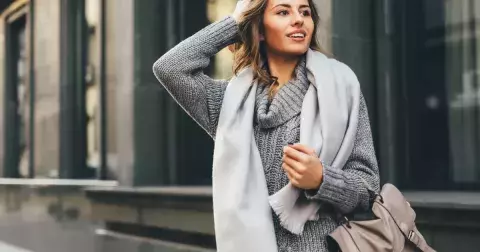 Polo tričko, svetr, volné kalhoty. To všechno v barvě, která bude našim šatníkům vévodit až do jara