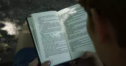 Povinná četba, ze které bolely ruce: Co jsme četli za socialismu. Pamatujete si klasické školní knihy?