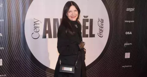 Ceny Anděl Coca Cola na pražském Výstavišti udeřily nejen pěveckými talenty ale i módou. Decastelo a Anna K v černé, Prachařová všem vytřela zrak