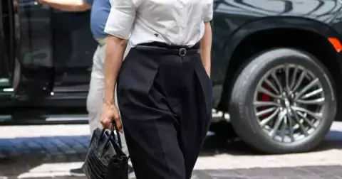 Zůstaňte šik i po 50: Oblékejte se jako Jennifer Lopez. Módní ikona miluje tón v tónu i tyto kalhoty - fotka 1 - SvětŽeny.cz