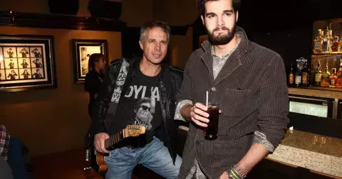 Syn zpěváka Janka Ledeckého: Multitalentovaný Jonáš kdysi brázdil zasněžené svahy, nakonec ale i přes svůj hendikep boduje v umělecké branži