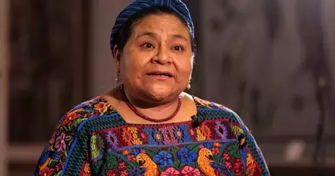 Rigoberta Menchú Tum přežila kruté pronásledování domorodých mayských komunit a vynesla jejich utrpení na světlo světa