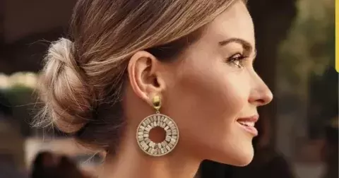 Tento druh náušnic zažívá návrat: Jak je nosit i po padesátce a nevypadat komicky?