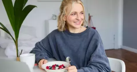 Zabiják střevního zdraví ničí mikroflóru rychleji než antibiotika. Navíc je chutný a málokdo mu odolá