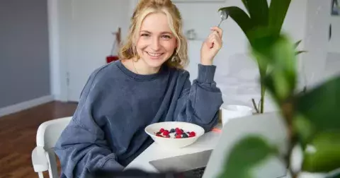 3 věci, které experti na dlouhověkost jedí každé ráno k snídani. Jedna je obzvláště důležitá, nejen pro svaly