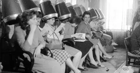 Geniální kšeft s chemlonem: Proč byla kadeřnice za socialismu mocnější než inženýr a co všechno vyřešilo pivo