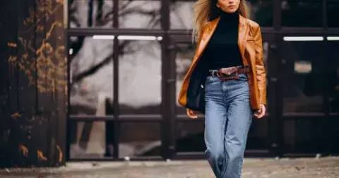 Sbohem, zvonáče i balóny. Letošním trendem jsou džíny úplně jiného střihu. Sluší zejména zralým ženám