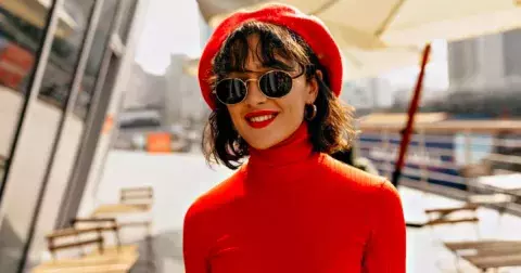 Trocha rebelie s červenou. Oblečte ji v podobě sukně, saka nebo kalhot a ubere vám 10 let