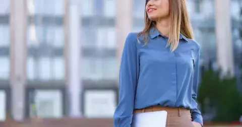 Trend Newyorčanek, který sluší ženám 50+. Vybrat ale musí jednu konkrétní barvu