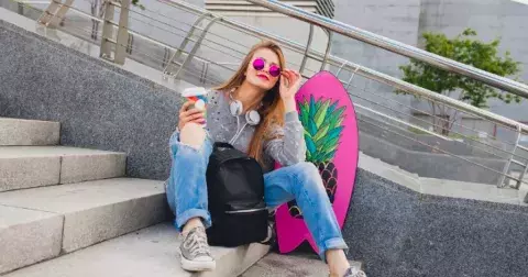 Sbohem bílým teniskám. Vyměňte je za barevné botky, které jsou na jaře nejvíce trendy