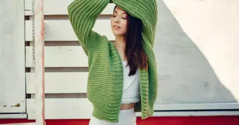 Tento druh svrchníku nejvíce sluší ženám 50+. Letos jej mohou obléknout ve všech odstínech