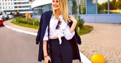 Jednoduše střižené sako dodá styl i obyčejným legínám. Ocení jej ženy po 50, je však třeba dbát na jednu věc