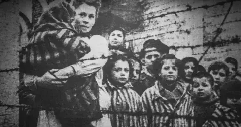 4 nejsilnější příběhy z koncentračních táborů v knihách: Tyto nejlépe hodnocené se vám zapíšou do paměti