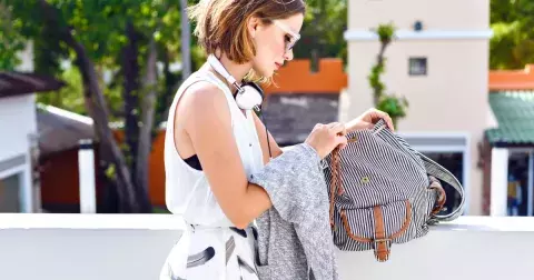 Bolí vás záda z nošení kabelky? Objevte elegantní městské batohy, které vám uleví od bolesti zad