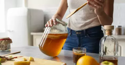 Pěstujete si doma „houbu“? Jak bezpečně vyrobit domácí kombuchu a neotrávit se plísní