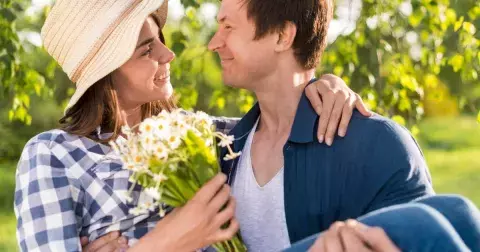 Partnerský horoskop na duben 2026: Kdo zažije jiskření a kdo bude muset zabojovat o vztah?