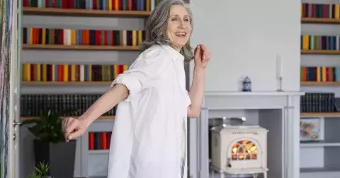 Zapomeňte na fitko, tancujte v kuchyni! Proč 10 minut spontánního tance omlazuje mozek i tělo