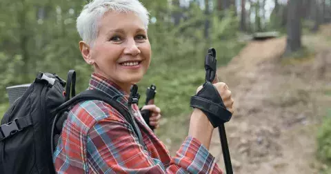 Zdravější srdce a méně kil bez dřiny v posilovně. Jak začít s nordic walkingem, i když bydlíte ve městě
