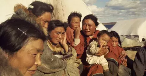 Novodobí Eskymáci: Inuité iglú postavit neumí, trpí obezitou a mají výrazný sklon k sebevraždám