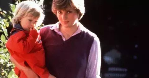 Průhledná sukně cudné princezny Diany šokovala konzervativní Brity, ale dodnes je ikonickým doplňkem