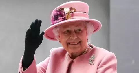 Královská rodina zveřejnila unikátní záběry královny Alžběty, které dosud nikdo neviděl. Uvidíte její tajné zásnuby nebo chvíle s otcem