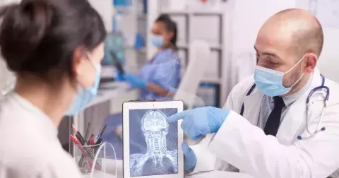 Pětice potravin, které údajně poškozují funkci mozku, hrozí demence i Alzheimerova choroba. Jednu z nich byste na seznamu nečekali