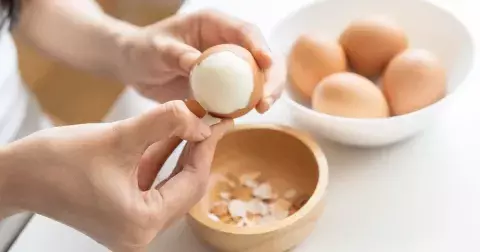 Jak chytře využít vaječné skořápky: Hodí se nejen v domácnosti, ale i na zahradě