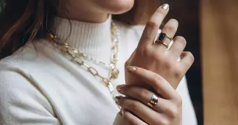 Zlaté nebo stříbrné? Vybírejte šperky, které doladí váš outfit k dokonalosti: Rozhoduje o nich podtón vaší pleti