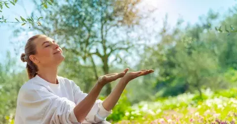 Příznaky jarní únavy: Kdy pomůžou vitamíny a jak ji rozeznat od deprese?