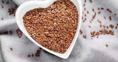 Lněná semínka podpoří srdce, srovnají trávení a doplní omega-3. Pozor ale na jednu důležitou nástrahu