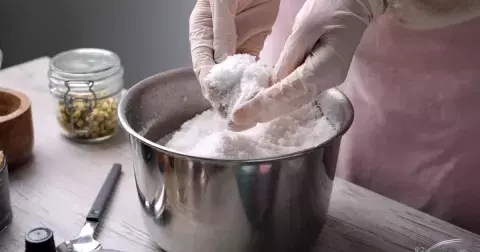 Epsomská sůl: Proč si tento levný zázrak z lékárny sype do vany celý svět?