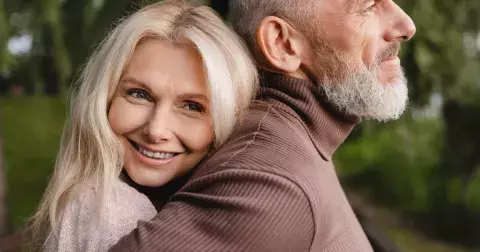 Žijete v manželství, ale trpíte „hladem po doteku“? Proč obyčejné pohlazení funguje jako lék na imunitu