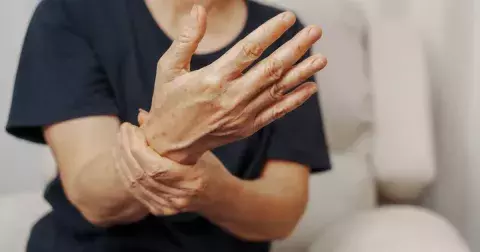 Parkinsonova nemoc není jen třes rukou: Na tyto další příznaky si dejte pozor, možná byste je přehlédli