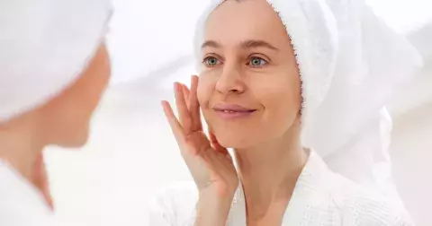 Vrásky, pupínky a hnědé skvrny: Co potřebuje vaše pleť, když vám bylo padesát a chcete vypadat mladší