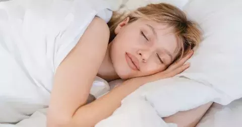 Astrologie spánku: Proč se Berani budí noc co noc ve 4 ráno a Ryby mají sny jako z akčních filmů