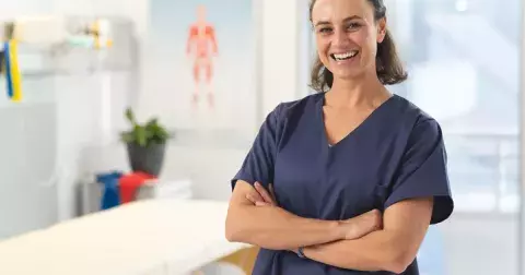 Znáte křížové tejpy? Drobné náplasti uvolní ztuhlé svaly, zjemní jizvy a zachrání vás před migrénou