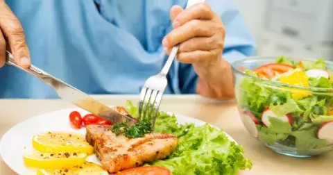 Cholesterol pod kontrolou i bez léků. Lékaři doporučují nejen chytré změny jídelníčku, ale i další kroky