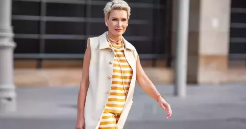 Jak nosit vzory po 50? Italky nedají dopustit na pruhy a námořnická elegance funguje i ve vnitrozemí. Je hitem podzimu 2025