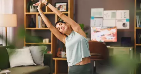 Domácí cvičící koutek po čtyřicítce: Jak začít cvičit i v malém bytě