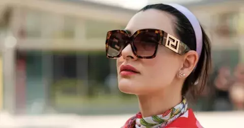 Zrádné jarní slunce vám přidává roky: Okoukejte geniální trik Francouzek a chraňte dekolt hedvábným šátkem