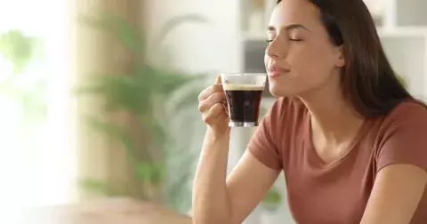 8 návyků, které z oblíbeného šálku kávy dělají šok pro vaše zažívání, energii i spánek