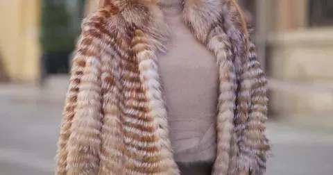 Ani svetr, ani obyčejné tričko: Nové podzimní kousky z jednoho materiálu, který si zamilujete, jsme vybrali pro vás