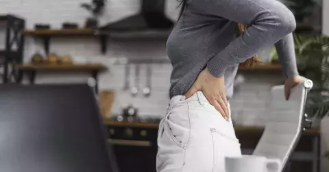 Jak zabránit bolestem zad při dlouhém sezení: Úlevu přinese protažení i správné používání telefonu