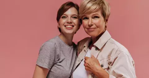 Linda (49): Milá sestro, prosím postarej se o naše rodiče, já to ze zahraničí sama nezvládnu!