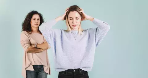 Nela (40): Máma protěžovala bratra, ten ji teď obírá o peníze a ona chce pomoc ode mě