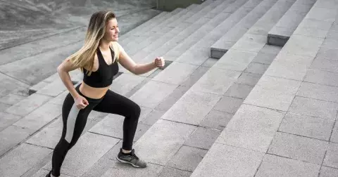 Získejte zadek snů díky chůzi do schodů. Chůzí po špičkách vypracujete stehna, po patách hýždě, radí trenérka