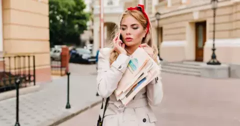 Béžový trenčkot vládne jaru. Pro ženy 50+ je ideálním kouskem, který sluší všem typům postavy