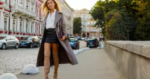 Koženková sukně jako trend jara 2026. Obléknout ji můžete k lodičkám, teniskám i kozačkám. Ženy 50+ omladí o 10 let