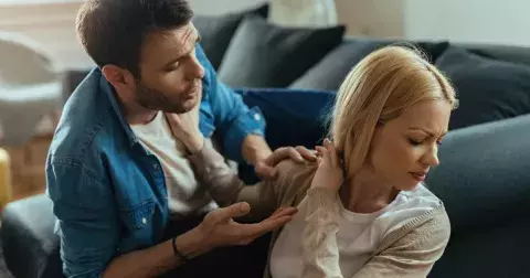 Ema (37 let): Manžel do mě ve vzteku strčil a já upadla, od té doby se ho bojím!